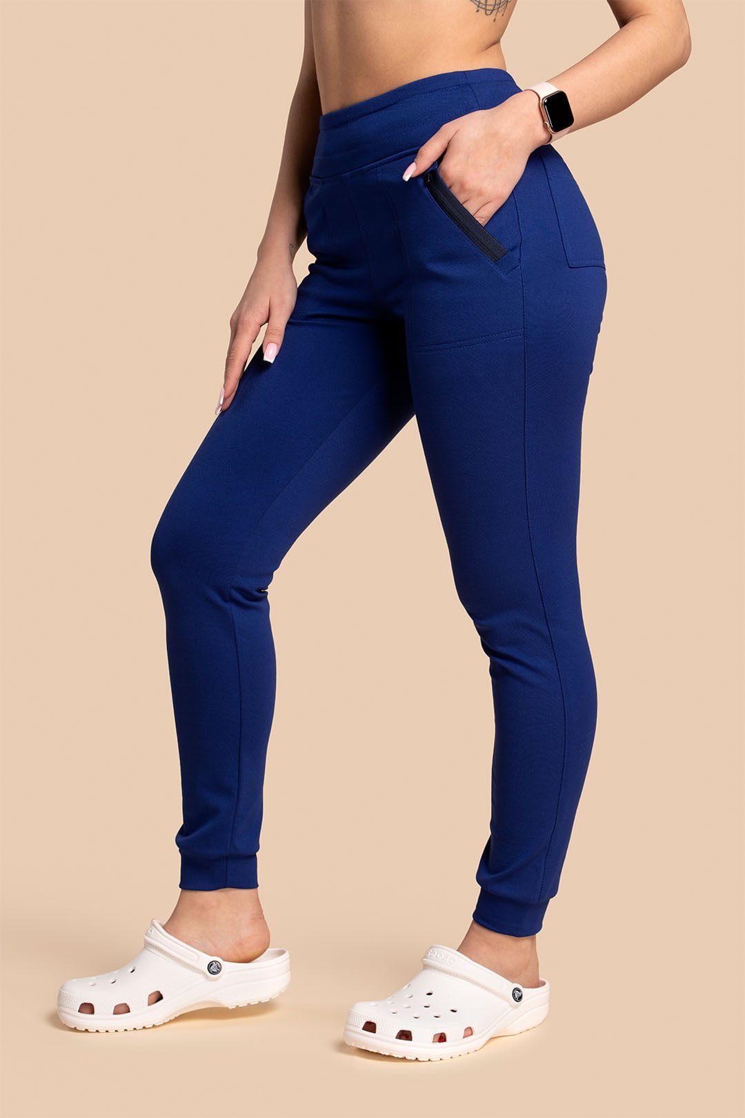 S4W_0002_Spodnie Medyczne Damskie - Scrubs Joggery Navy (5) Spodnie medyczne damskie – Scrubs Joggery granatowe