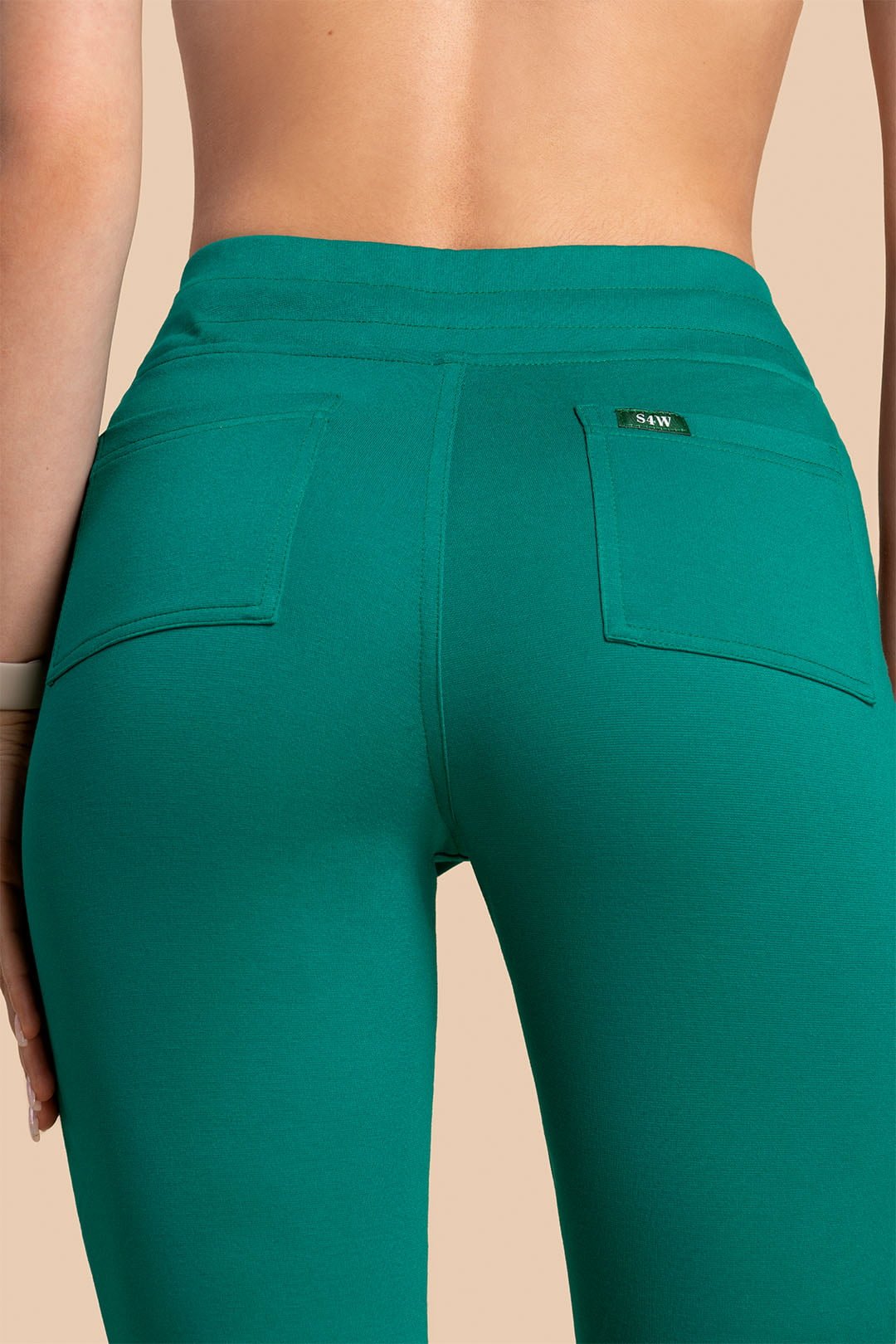 S4W_0005_Spodnie Medyczne Damskie - Scrubs Joggery Green Hunter (2) Spodnie medyczne damskie – Scrubs Joggery zielone