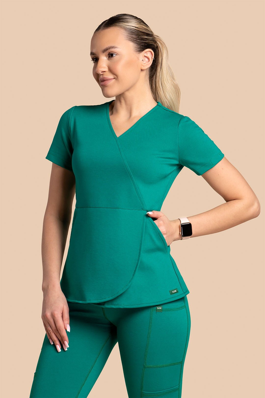 S4W_0010_Bluza medyczna damska - Scrubs Tulip Green Hunter (2) Bluza medyczna damska – Scrubs Tulip zielony