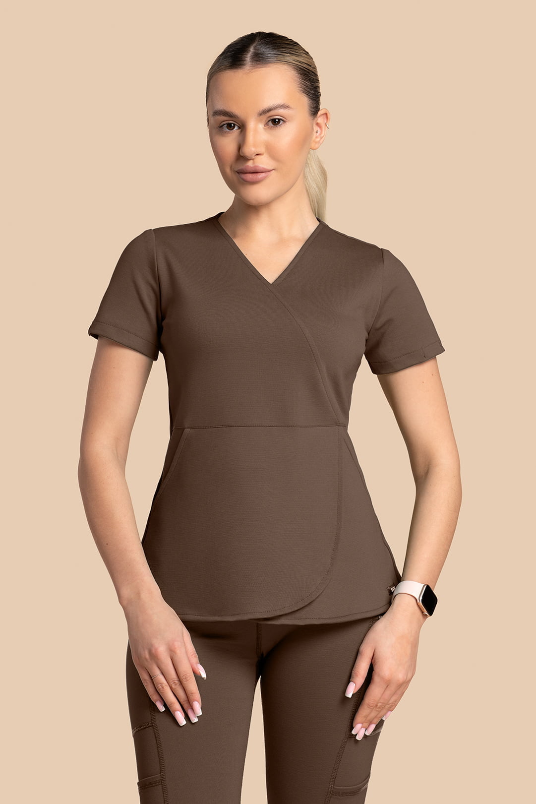 Bluza medyczna damska - Scrubs Tulip Brazowa (5) Bluza medyczna damska – Scrubs Tulip brązowa
