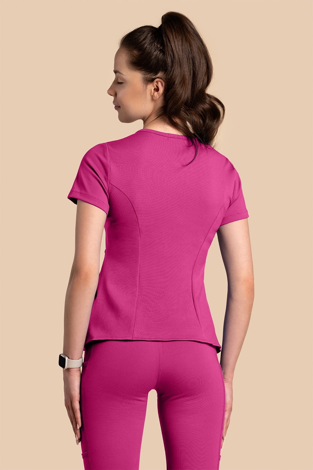 magenta_0000s_0011_Bluza medyczna damska - Scrubs Tulip Magenta (3) Bluza medyczna damska – Scrubs Tulip magenta