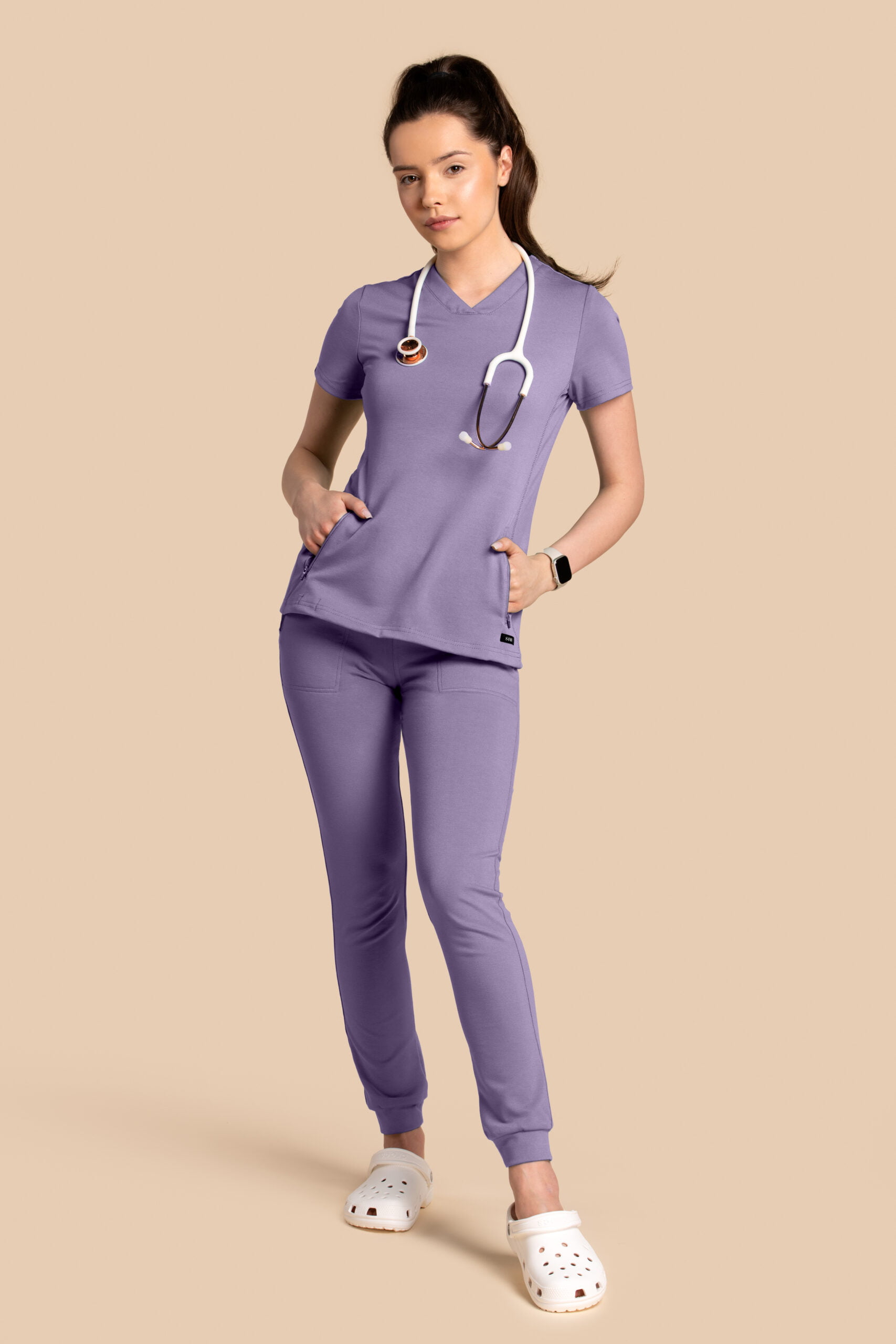 Komplet-medyczny-damski-Scrubs-Twozip-Joggery-Liliowy(1) Komplet scrubs medyczny damski – bluza Twozip + Joggery – liliowy