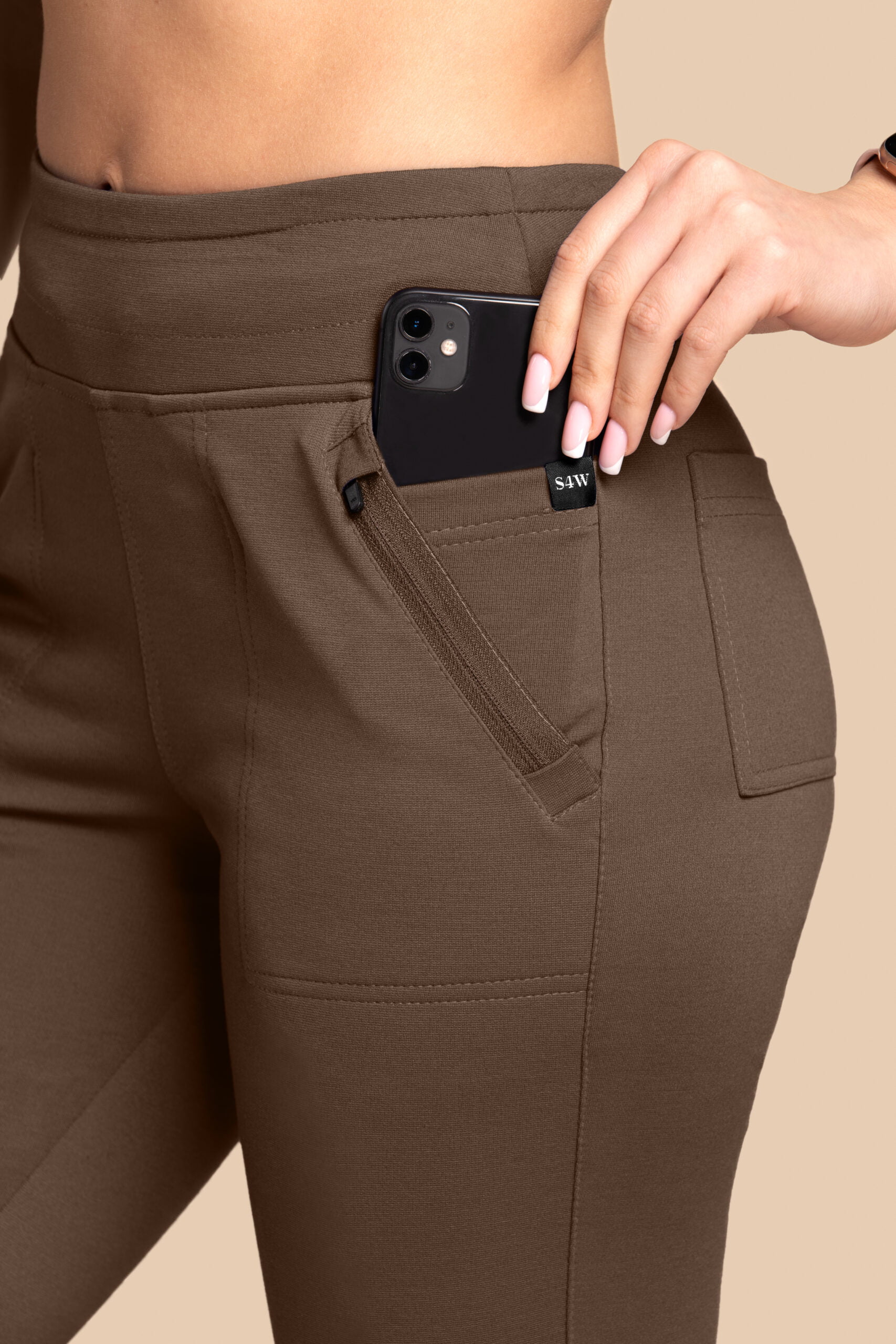 Spodnie Medyczne Damskie - Scrubs Joggery Brązowe(5) Spodnie medyczne damskie – Scrubs Joggery brązowe