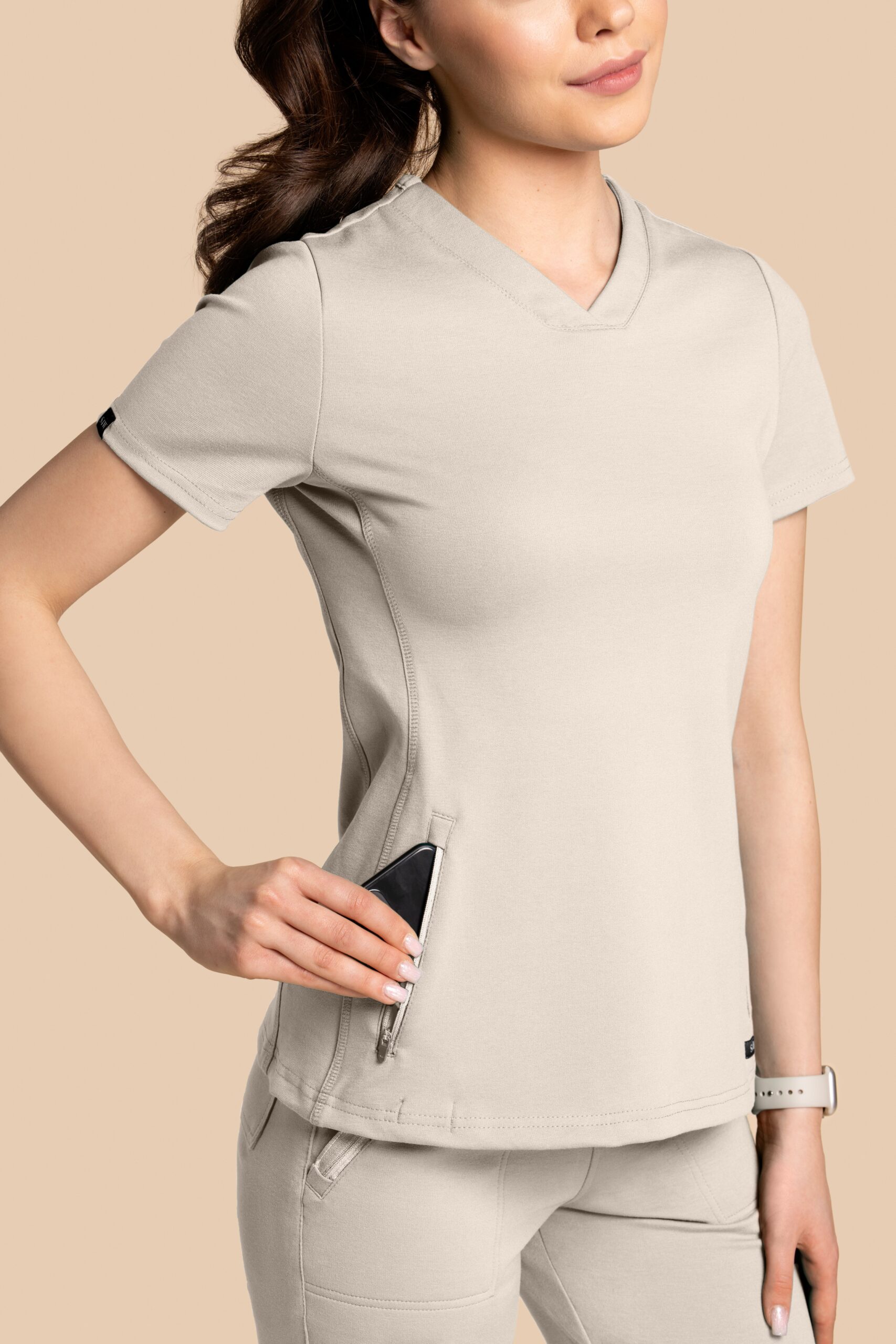 Bluza-medyczna-damska-Scrubs-Twozip-Beżowa-3 Bluza medyczna damska – Scrubs Twozip beżowa