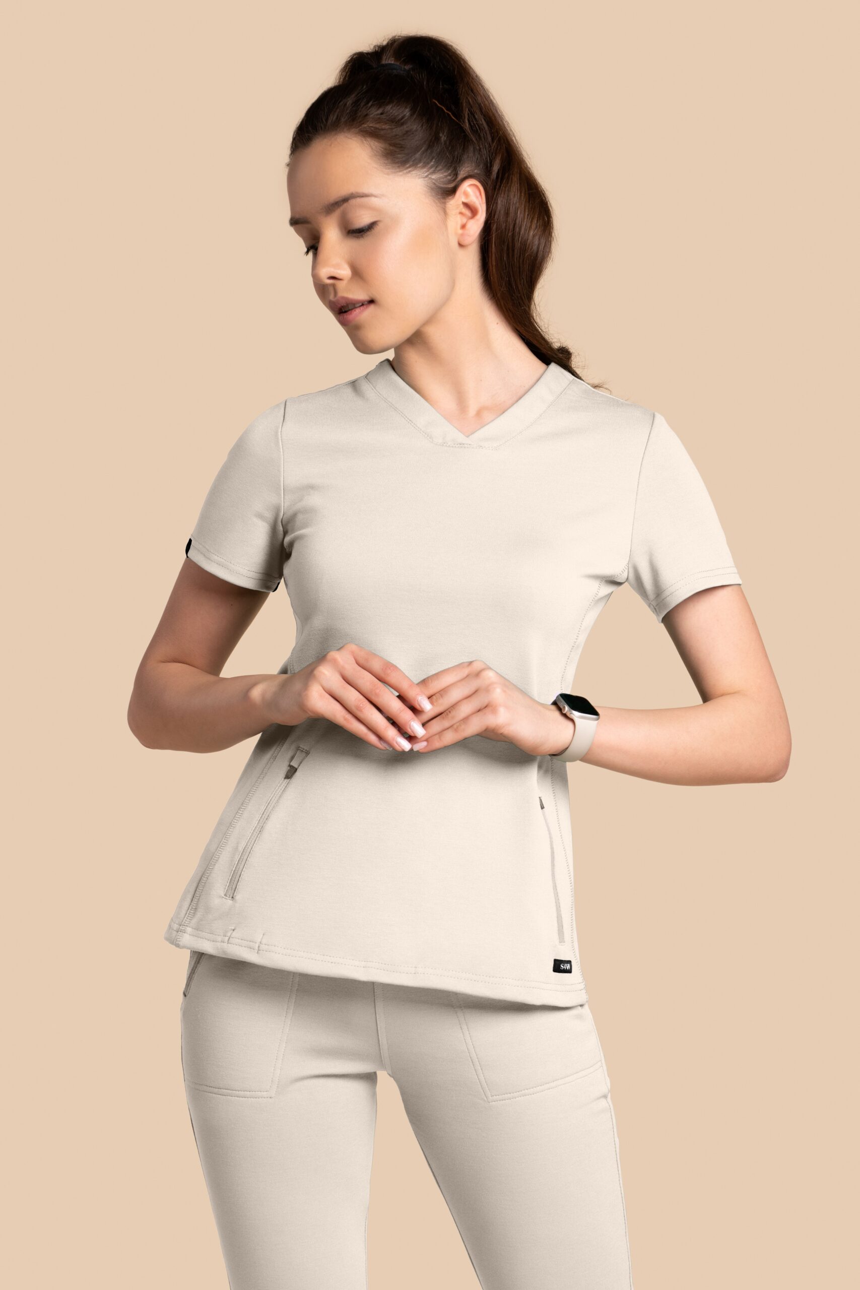 Bluza-medyczna-damska-Scrubs-Twozip-Beżowa Bluza medyczna damska – Scrubs Twozip beżowa