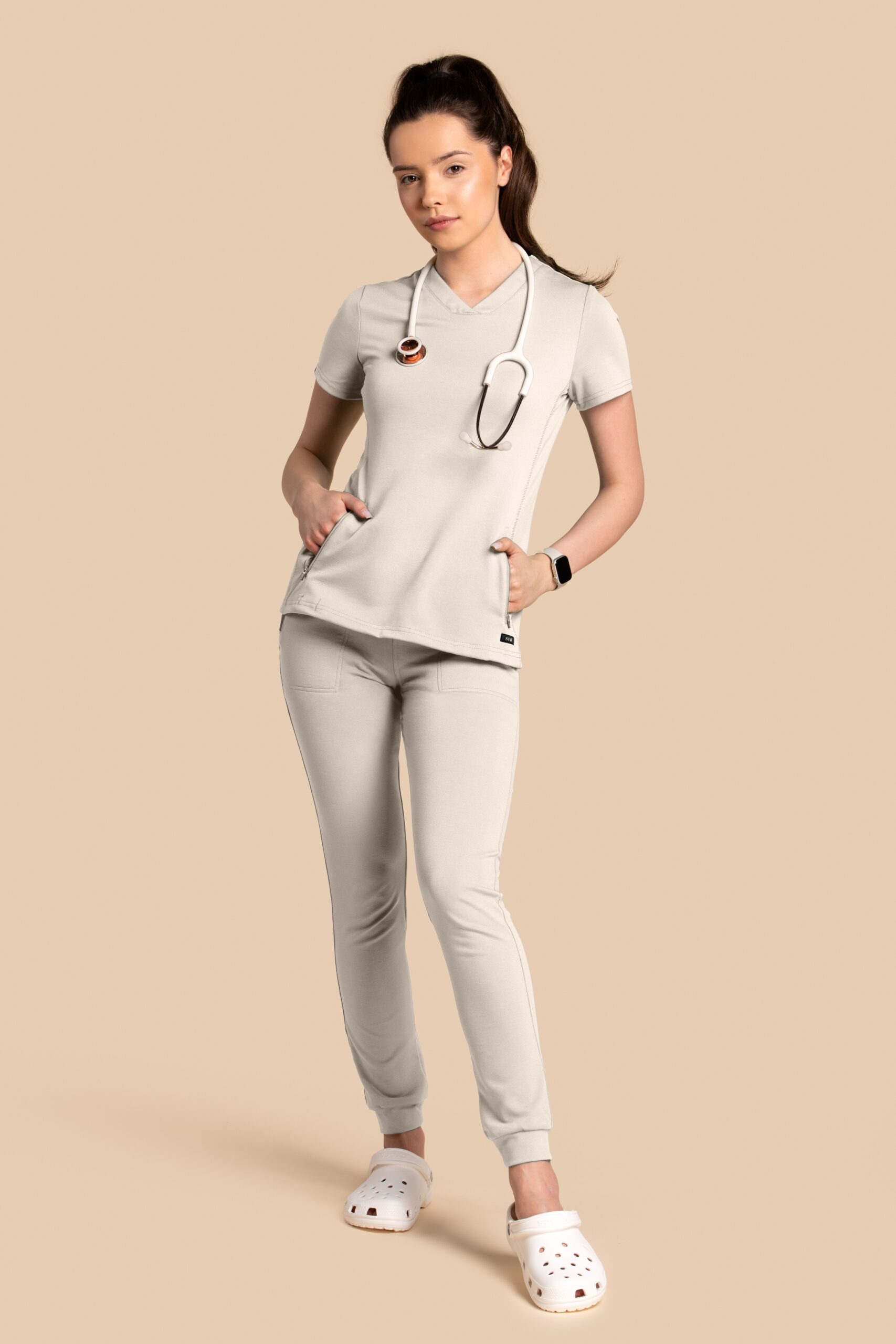 Komplet-medyczny-damski-Scrubs-Twozip-Joggery-Beżowy Komplet scrubs medyczny damski – bluza Twozip + Joggery – beżowy