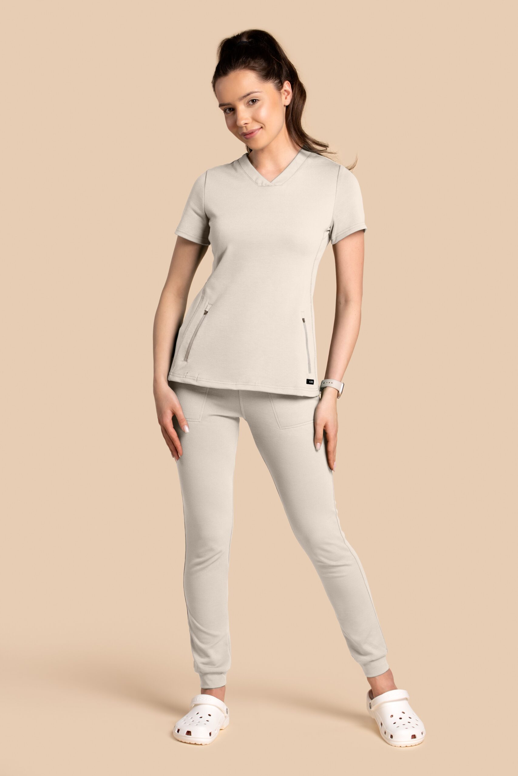 Komplet-medyczny-damski-Scrubs-Twozip-Joggery-Beżowy2 Komplet scrubs medyczny damski – bluza Twozip + Joggery – beżowy